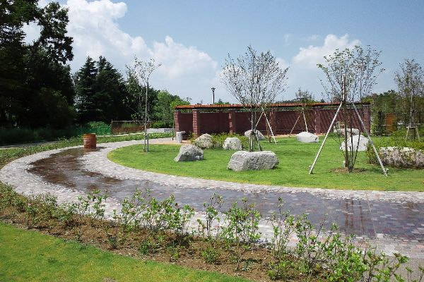 アルゼンチン斑岩_アンデルセン公園_アースロック